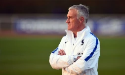 Le sélectionneur de l'équipe de France Didier Deschamps observe ses joueurs lors d'une séance d'entraînement à Clairefontaine, le 22 mars 2016