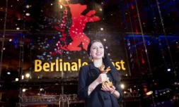 L'actrice iranienne Baran Rasoulof reçoit la statuette de l'Ours d'Or, remporté par le film de son père  Mohammad Rasoulof, empêché de quitter l'Iran, Berlin,  29 février 2020.