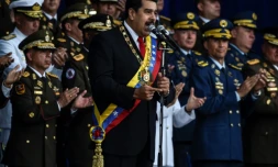 Le président vénézuélien Nicolas Maduro (G) le 4 août 2018 à Caracas lors d'une cérémonie militaire au cours de laquelle il est sorti indemne d'un attentat aux drones