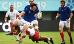 Le talonneur du XV de France Camille Chat, balle en main, fonce vers le camp des Tonga, lors de la Coupe du monde japonaise à Kumamoto, le 6 octobre 2019