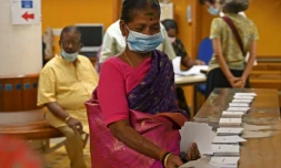 Une citoyenne française  se prépare à voter dimanche 10 avril 2022 à Pondichéry, au premier tour de l'élection présidentielle française