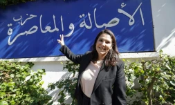 Fatima Ezzahra El Mansouri, ministre de l'Aménagement du territoire, maire de Marrakech et membre de la direction collégiale du Parti Authenticité et Modernité (PAM), fait le signe de la victoire après l'annonce des résultats provisoires des législatives, le 24 septembre 2026 à Rabat, au Maroc
