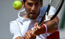Le Serbe Novak Djokovic retourne contre l'Espagnol Jaume Munar au 2e tour de Roland-Garros, le 30 mai 2018