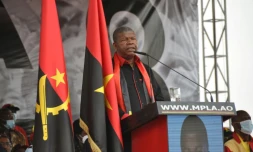 Joao Lourenco, président reconduit de l'Angola, prononce un discours lors d'un meeting de campagne à Luanda, le 20 août 2022