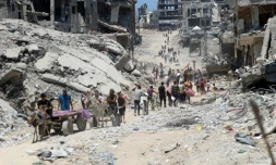 Des Palestiniens dans les décombres du quartier de Choujaïya aprÚs le retrait de l'armée israélienne, dans l'est de la ville de Gaza, le 11 juillet 2024