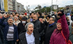 Des partisans du maire d'Istanbul, Ekrem Imamoglu, manifestent après son interpellation, le 19 mars 2025 à Istanbul, en Turquie