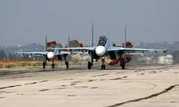 Des avions russes Sukhoï SU-24 atterrissent à la base aérienne de Hmeimim, dans la province de Lattaquié, le 3 octobre 2015 en Syrie