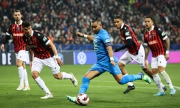 Le milieu de terrain marseillais Dimitri Payet, au milieu de la défense niçoise, lors du quart de finale de la Coupe de France, le 9 février 2022 à l'Allianz Riviera