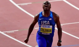 L'Américain Christian Coleman aprÚs sa victoire finale du 100 m aux Mondiaux d'athlétisme de Doha le 28 septembre 2019
