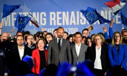 La tĂȘte de liste LREM aux Ă©lections europĂ©ennes (Ă gauche en rouge), entourĂ©e de SĂ©bastien Lecornu, secrĂ©taire d'Etat aux CollectivitĂ©s territoriales, Edouard Philippe, Premier ministre, Gabriel Attal, secrĂ©taire d'Etat attachĂ© au ministĂšre de l'Education, et Murielle PĂ©nicaud, ministre du Travail, lors d'un meeting de campagne Ă Caen le 6 mai 2019