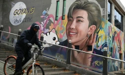 Fresque représentant RM, du groupe BTS, le 11 décembre 2023 à Goyang