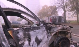 Image tirée d'une vidéo de l'AFPTV montrant un véhicule brûlé dans un quartier d'Alençon après une nuit de violences urbaines, le 27 octobre 2021