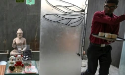 Un serveur entre dans le hall d'un hôtel à Mumbai (Inde), le 10 février 2020