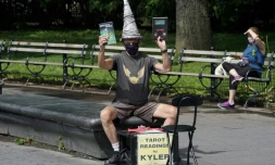 Kyler James tire les cartes dans le parc de Washington Square, le 9 juin 2020 Ă New York