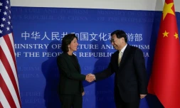 La secrétaire américaine au Commerce Gina Raimondo (g) et le ministre chinois de la Culture et du Tourisme Hu Heping, le 29 août 2023 à Pékin