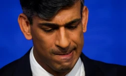 Le Premier ministre britannique Rishi Sunak réagit lors d'une conférence de presse, à Downing Street, au centre de Londres, le 22 avril 2024