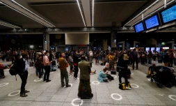 Des voyageurs attendent leur train gare Montparnasse à Paris le 25 juillet 2021 après l'interruption des liaisons entre Montparnasse et le Sud-Ouest