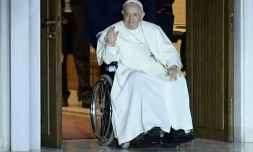 Le pape François en fauteuil roulant après un traitement pour ses douleurs au genou, le 22 juin 2022 au Vatican