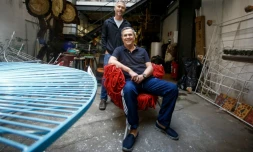 Les designers brésiliens Humberto (g)et Fernando Campana dans leur studio à Sao Paulo, au Brésil, le 4 juillet 2016