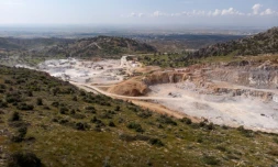 Une carriÚre creuse les montagnes prÚs de Degirmenlik, dans l'autoproclamée République turque de Chypre du Nord (RTCN), le 6 mai 2019