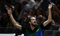 Le joueur de tennis russe Daniil Medvedev s'adresse au public lors de son match contre le Bulgare Grigor Dimitrov au deuxième tour du Masters 1000 de Paris, à l'Accor Arena de Paris, le 1er novembre 2023