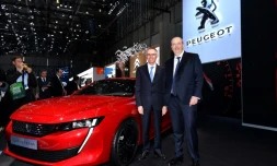 Carlos Tavares, le PDG de PSA, en compagnie de Jean-Philippe Imparato, directeur de la marque Peugeot, au Salon automobile de Genève, le 6 mars 2018