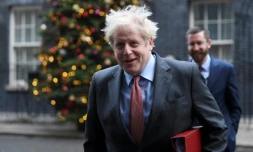 Le Premier ministre britannique Boris Johnson sort du 10 Downing Street, le 8 décembre 2020 à Londres