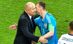 Le sélectionneur de la Russie Igor Akinfeev (g) félicite le gardien Igor Akinfeev après la qualification en quarts de finale du Mondial le 1er juillet 2018