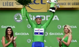 L'Allemand Marcel Kittel pose avec le maillot du meilleur sprinter après sa victoire dans la 2e étape du Tour de France, le 2 juillet 2017 à Liège 