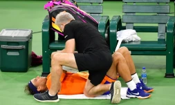 Rafael Nadal soigné lors du troisiÚme de sa demi-finale contre son compatriote Carlos Alcaraz le 19 mars 2022 à Indian Wells