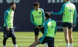 L'attaquant du Barça Neymar (c) lors d'une séance d'entraînement à Sant Joan Despí, le 22 avril 2017