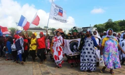 Manifestants place de la République à Mamoutzou, à Mayotte, le 13 mars 2018