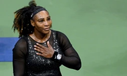L'Américaine Serena Williams salue le public après sa défaite au 3e tour de l'US Open, vraisemblablement le dernier match de sa carrière, à New York, le 2 septembre 2022