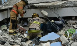 Les secours à la recherche de survivants au milieu des décombres le 17 avril 2016 à Gauyaquil