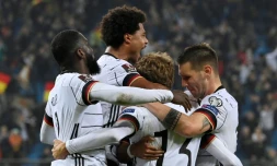 L'attaquant allemand Thomas Müller (c, dos), auteur du 2e but contre la Roumanie, est félicité par ses coéquipiers, lors des qualifications (Zone Europe) pour la Coupe du monde 2022 au Qatar, le 8 octobre 2021 à Hambourg