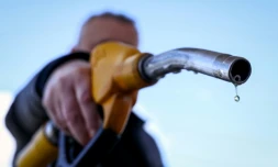 Dans une station-service près de Paris, le 9 mars 2026