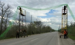 Des soldats protÚgent une route avec des filets antidrones dans un lieu non précisé de la région de Zaporijjia, le 10 avril 2026 en Ukraine
