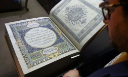 L'Afghan Mohammad Tamim Sahibzada, maître ès miniatures et responsable des enluminures, montre un Coran en soie dans les 610 pages ont été peintes à la main, le 19 avril 2018 à la Fondation britannique Turquoise Mountain, à Kaboul