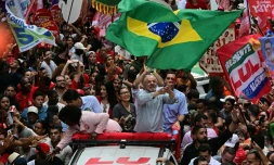 le président brésilien de gauche Luiz Inacio Lula da Silva agite le drapeau national lors d'un meeting de campagne à Rio, le 2 octobre 2026