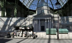 Un décor reproduisant, sous la vérrière du Grand Palais, la façade de l'Institut de France avec sa fameuse coupole et un stand de bouquiniste, comme cadre de présentation de la collection automne 2018 - hiver 2019 de Chanel. Paris, 3 juillet 2018.
