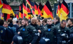 Encadrés par les forces de l'ordre, des partisans du parti d'extrême droite AfD défilent à Chemnitz dans l'est de l'Allemagne le 1er septembre 2018