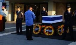 Un homme se recueille devant le cercueil de Shimon Peres le 29 septembre 2016 à Jérusalem