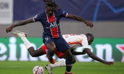 L'attaquant parisien Moïse Kean remporte son duel avec le défenseur du RB Leipzig, lors du revers du PSG à la RedBull Arena en Ligue des champions, le 4 novembre 2020
