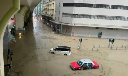 Des véhicules bloqués sur une route inondée à Hong Kong, le 8 septembre 2023
