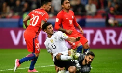 Le milieu de l'Allemagne Lars Stindl (c), inscrit le but de l'égalisation pour l'Allemagne face au Chili en Coupe des Confédérations, le 22 juin 2017 à Kazan