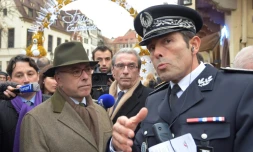 Jean-François Illy (d), alors directeur de la DDSP du Bas-Rhin, discute avec le ministre de l'Intérieur d'alors Bernard Cazeneuve (g), et le maire de Strasbourg Roland Ries (c), le 26 novembre 2016 à Strasbourg