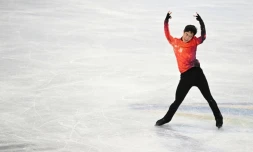 L'Américain Nathan Chen, médaille d'or en patinage artistique des Jeux Olympiques de Pékin, pendant son passage sur la patinoire du Capital Indoor Stadium, le 10 février 2022.