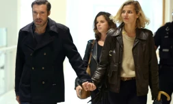 L'acteur et réalisateur Nicolas Bedos (g), accompagné de sa compagne Pauline Desmonts, arrive au tribunal de Paris, le 26 septembre 2026