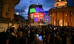 Un sondage à la sortie des urnes prévoyant que le Parti travailliste dirigé par Keir Starmer remportera 410 sièges aux élections générales britanniques est projeté sur la BBC Broadcasting House à Londres, le 4 juillet 2024