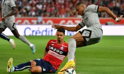 Le défenseur de Lille José Fonte tente de tacler l'attaquant du PSG Kylian Mbappé, le 21 août 2022 au stade Pierre Mauroy